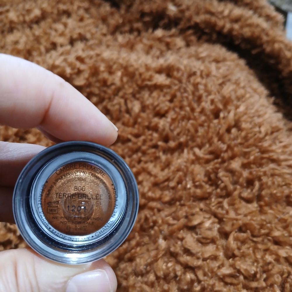 CHANEL Shimmering Gold Eyeshadow - Picture 3 of 3